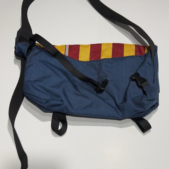 Crumpler Barney Rustle Blanket Messenger Bag 17x11 Red Yellow Blue Shoulder Bag - Picture 4 of 8